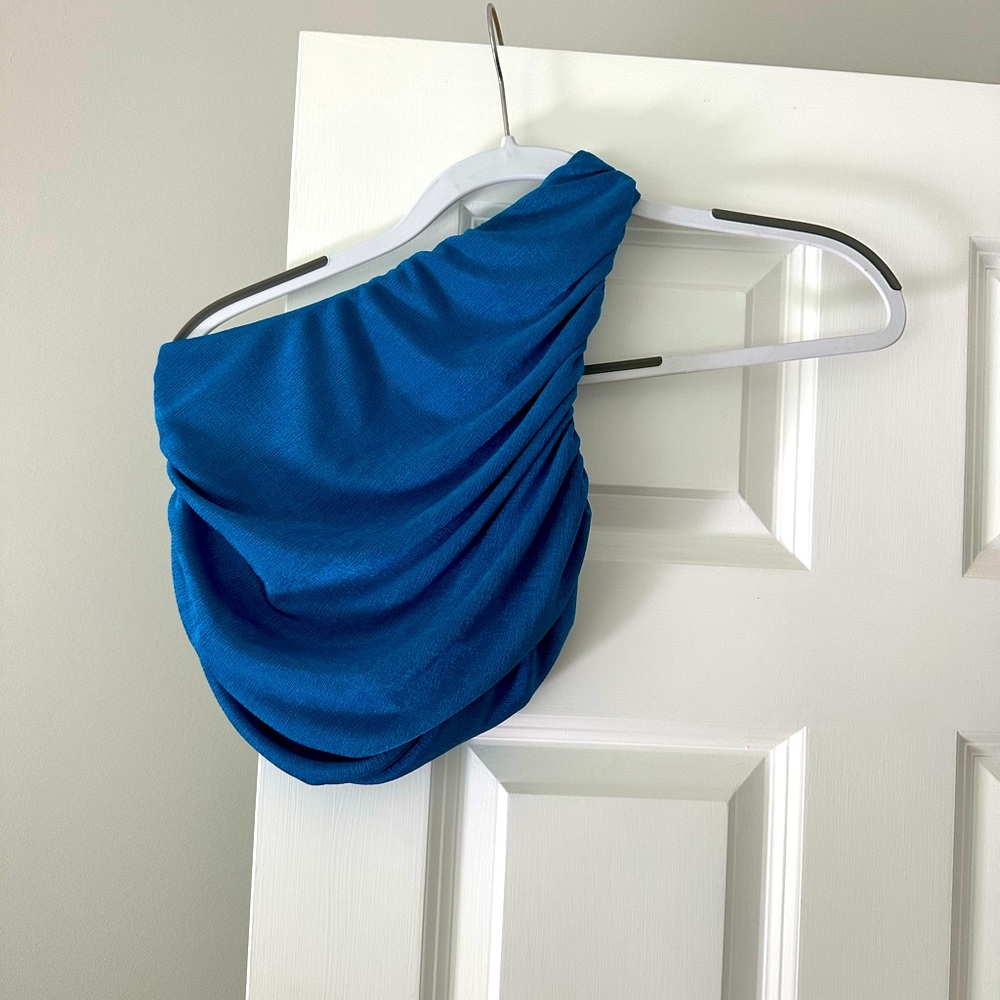 1 shoulder blue going out top.